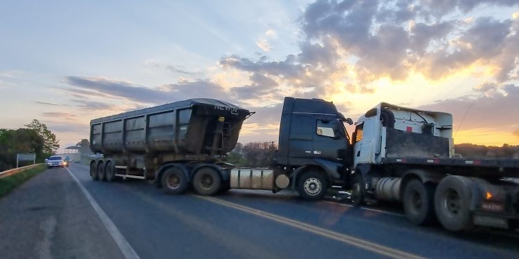Carretas colidem em trecho urbano da BR-153 em Erechim