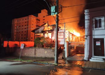 Incêndio destrói residência na Rua Emílio Grando em Erechim