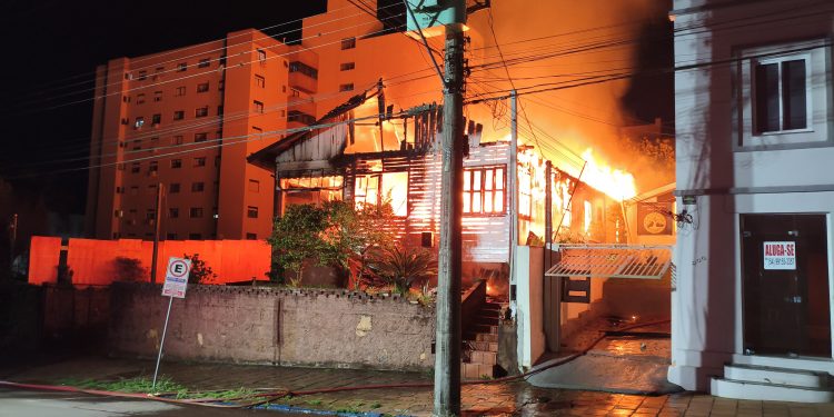 Incêndio destrói residência na Rua Emílio Grando em Erechim