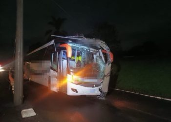 Condutor fica ferido após bater ônibus em poste de energia em Erebango