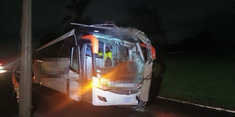 Condutor fica ferido após bater ônibus em poste de energia em Erebango