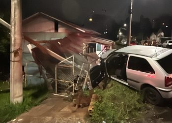 Colisão com poste deixa jovem ferido no bairro Três Vendas, em Erechim