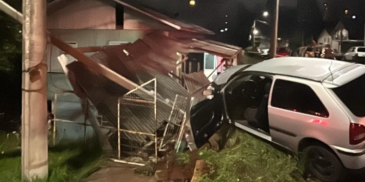 Colisão com poste deixa jovem ferido no bairro Três Vendas, em Erechim