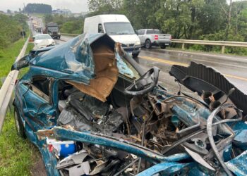 Carro de Erechim quase parte ao meio após acidente e motorista sobrevive em Passo Fundo