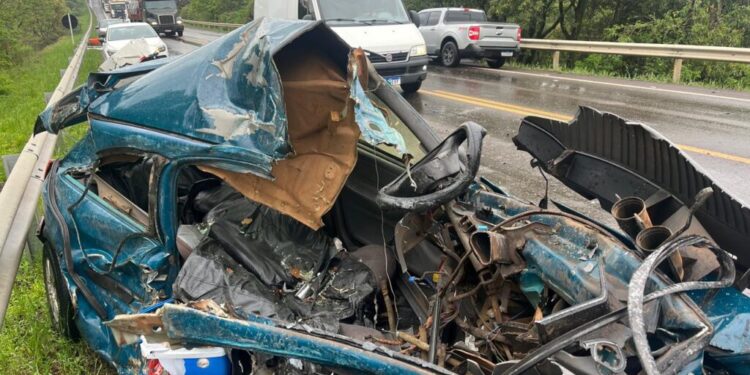 Carro de Erechim quase parte ao meio após acidente e motorista sobrevive em Passo Fundo
