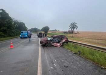 Homem morre após colisão entre carro e caminhão em Mato Castelhano