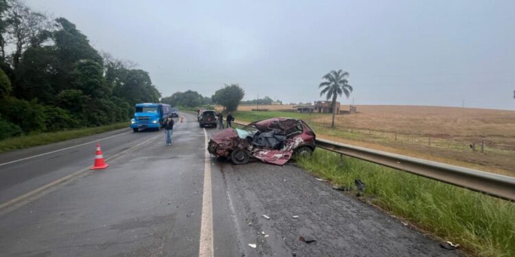 Homem morre após colisão entre carro e caminhão em Mato Castelhano