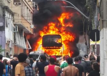 Ônibus de turismo com 57 estudantes de Vacaria pega fogo em Porto Alegre; todos estão bem