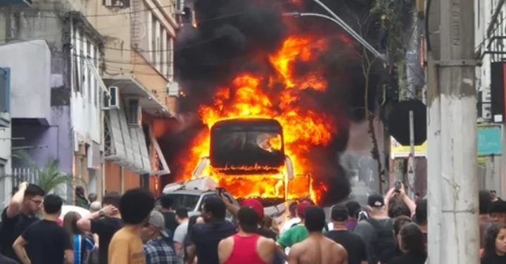 Ônibus de turismo com 57 estudantes de Vacaria pega fogo em Porto Alegre; todos estão bem