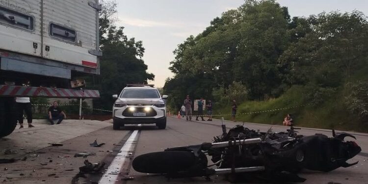Jovem morre em grave colisão entre moto e caminhão no Oeste de SC