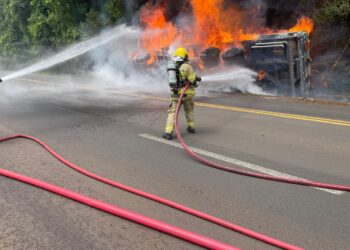 Rodovia RS-135 é liberada após tombamento de caminhão com produtos perigosos em Erechim