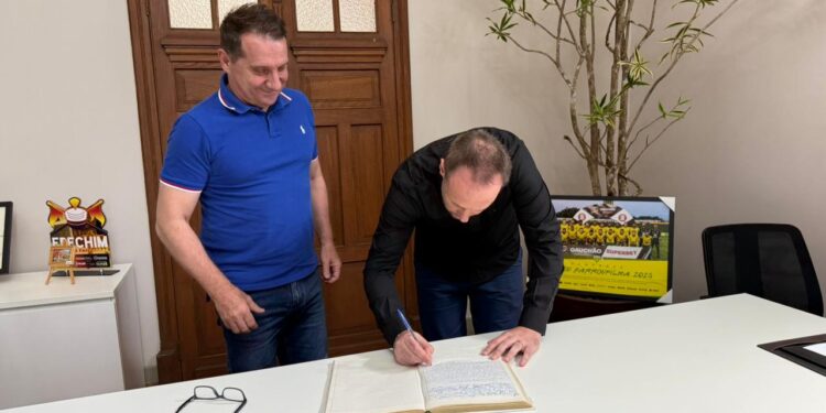 Prefeito Paulo Polis transmite cargo ao vice-prefeito Flávio Tirello