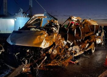 Tragédia na BR-386: colisão entre van da Saúde do  município de Constantina e carreta deixa cinco mortos