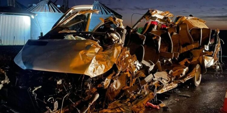 Tragédia na BR-386: colisão entre van da Saúde do  município de Constantina e carreta deixa cinco mortos