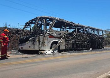 Ônibus da Unesul é destruído por incêndio entre Ronda Alta e Pontão