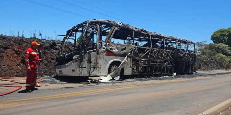 Ônibus da Unesul é destruído por incêndio entre Ronda Alta e Pontão