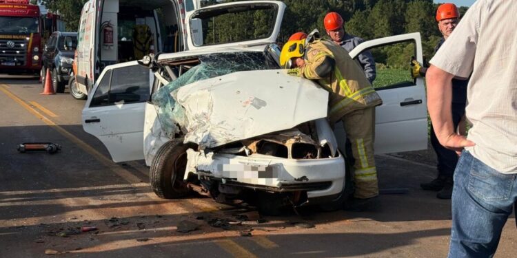 Grave acidente de trânsito deixa 02 pessoas feridas na ERS-135, em Sertão