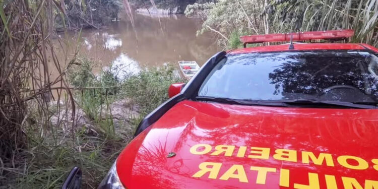 Bombeiros fazem buscas por veículo no Rio Uruguai após colisão em Nonoai