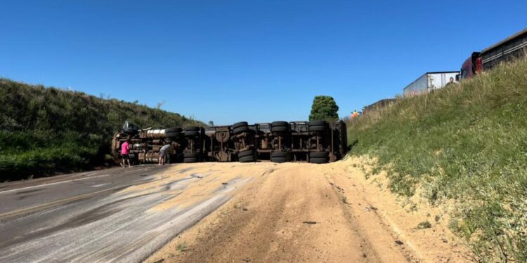Carreta com placas de Erechim se envolve em grave acidente e bloqueia a BR-285 por horas
