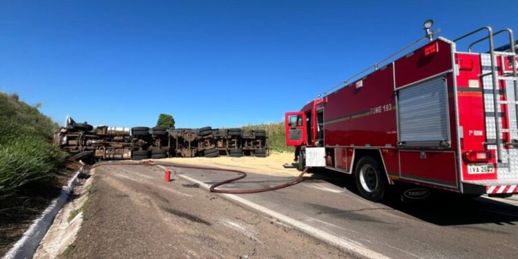 Acidente entre carreta e carro bloqueia a BR 285 no trecho de Passo Fundo a Carazinho