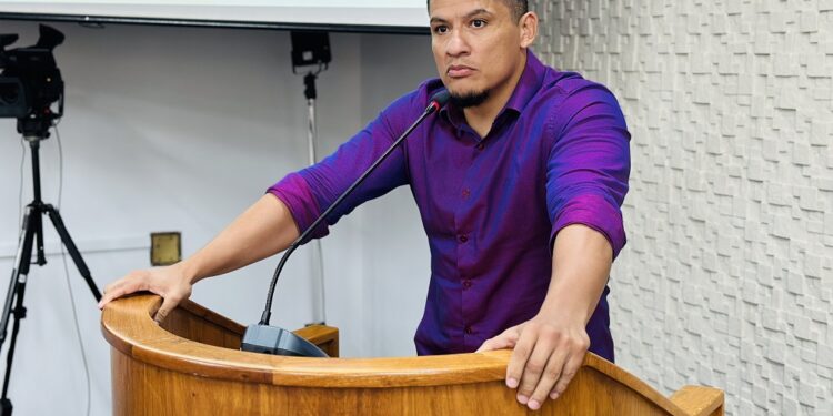 Vereador Tiago The Police manifesta-se contrário a investimento de R$ 825 mil em escadaria