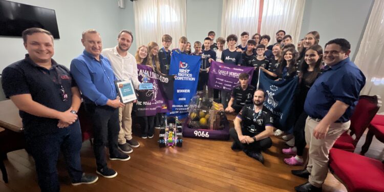 Executivo Municipal recebe equipe Cavalo Vendado após conquista no maior festival de robótica educacional da América Latina