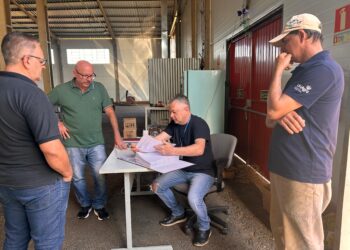 Produtores rurais iniciam retirada de telhas para benfeitorias de propriedades atingidas pelo granizo