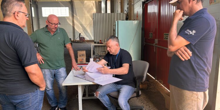 Produtores rurais iniciam retirada de telhas para benfeitorias de propriedades atingidas pelo granizo