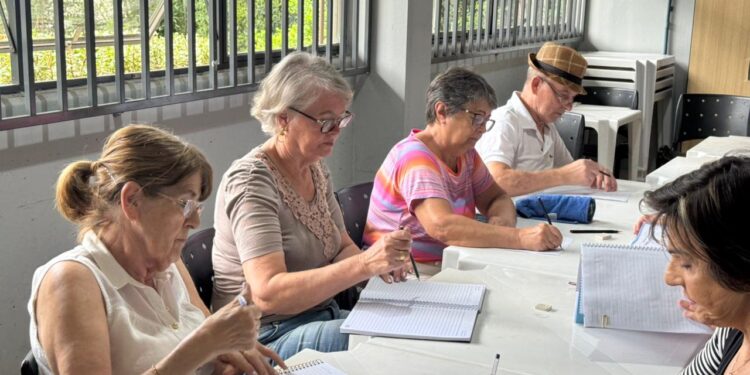 Ginástica cerebral estimula mente e movimento dos alunos do Programa 60+ em Erechim