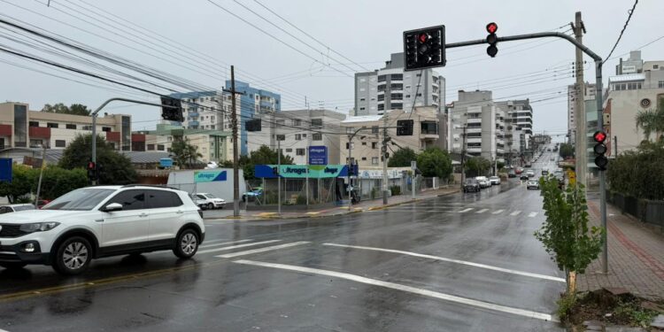 Erechim inicia implantação de novos semáforos para modernizar sistema e reforçar segurança no trânsito