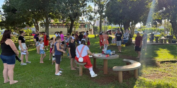Famílias aproveitam programação itinerante em praças e parques na Páscoa Erechim 2026