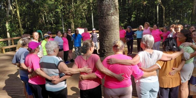 Dança circular reúne comunidade no Parque Longines Malinowski e fortalece práticas integrativas do SUS