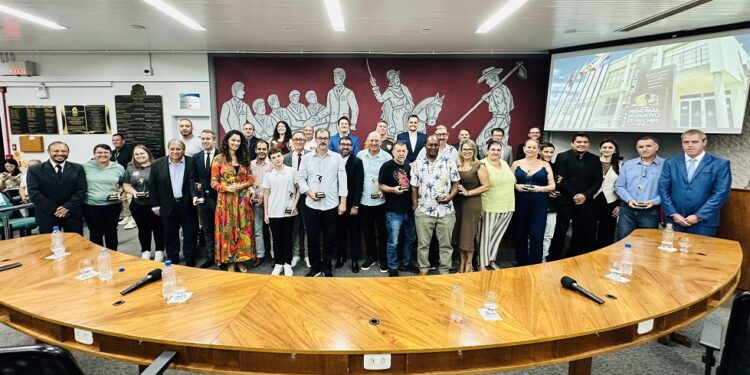 Seis décadas de história inspiram noite de homenagens ao esporte erechinense na Casa Legislativa