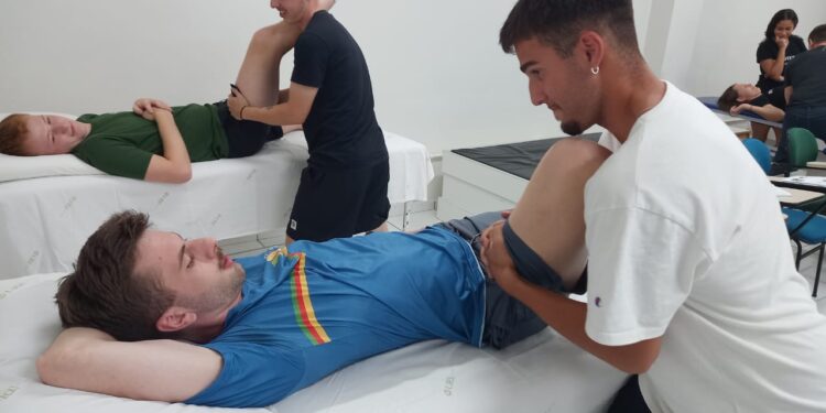 Curso de Fisioterapia da URI promove formação de reabilitação em quadril e joelho