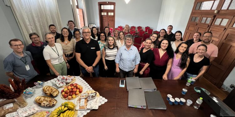 Erechim compartilha experiência em compras da agricultura familiar com comitiva de Santa Catarina