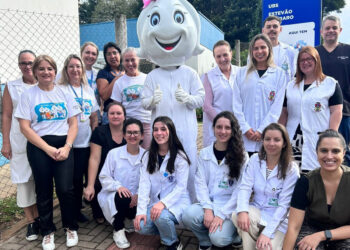 Acadêmicos de Medicina da URI participam de vacinação contra a gripe em Escola de Erechim