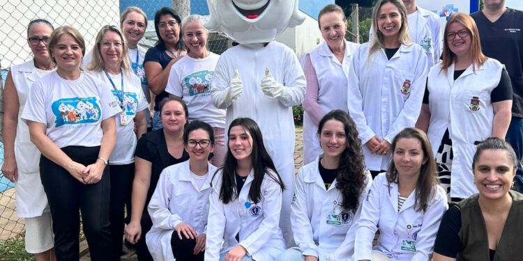 Acadêmicos de Medicina da URI participam de vacinação contra a gripe em Escola de Erechim