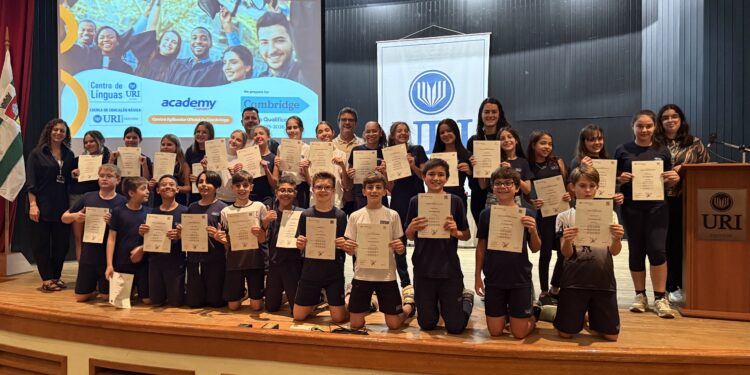 Centro de Línguas URI realiza entrega de certificados Cambridge English