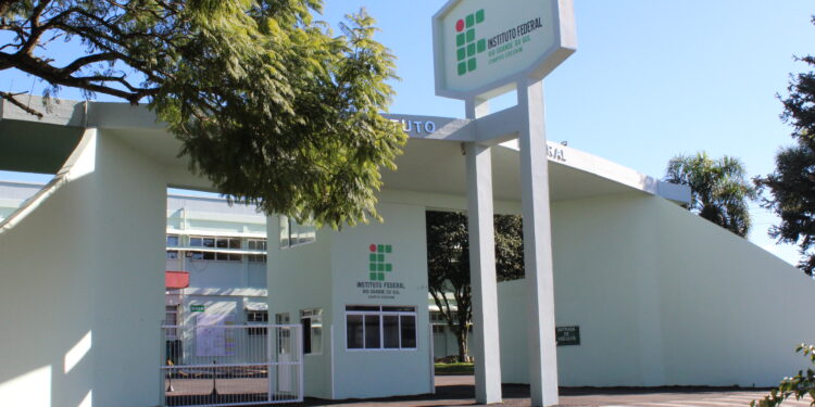 Campus Erechim do IFRS contrata professor visitante para a área de Informática com salário de até R$ 14,5 mil