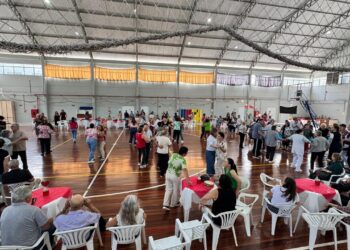 Baile do Programa 60+ celebra o Dia das Mães com integração e homenagens em Erechim