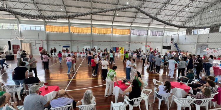 Baile do Programa 60+ celebra o Dia das Mães com integração e homenagens em Erechim