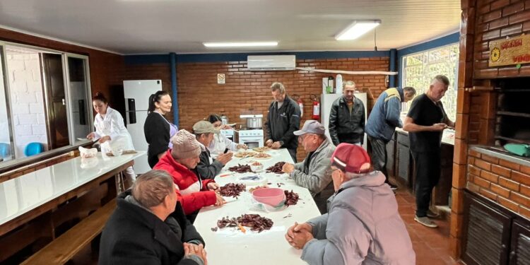 CAPS AD promove oficina de culinária com participação de alunos do Curso Técnico em Enfermagem da URI
