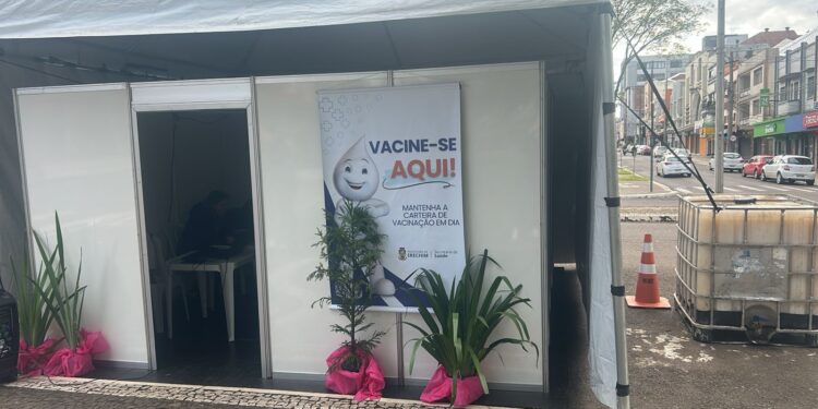 Vacinação contra a gripe neste fim de semana mobiliza Erechim com ação especial na Esquina Democrática