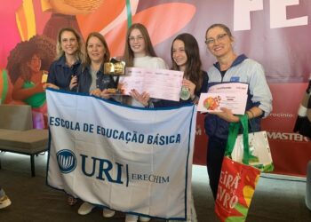 Alunas da Escola da URI brilham no Concurso de Poesias da 27ª Feira do Livro de Erechim