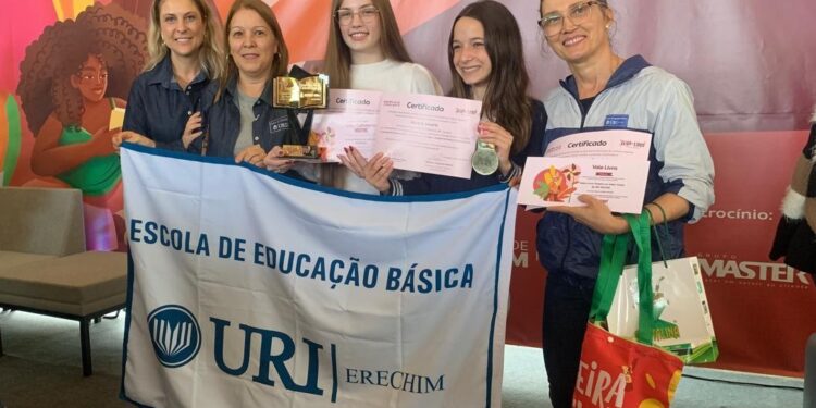 Alunas da Escola da URI brilham no Concurso de Poesias da 27ª Feira do Livro de Erechim