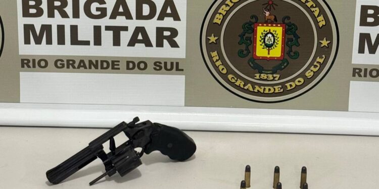 Homem é preso com revólver de numeração raspada durante operação da Brigada Militar em Erechim