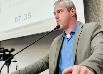 Vereador Lindomar solicita melhorias e asfaltamento em vias do bairro Atlântico