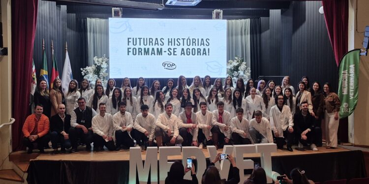 Ingressantes de Medicina Veterinária da URI participam de cerimônia de entrega de jalecos