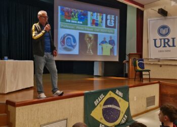 No clima da Copa: Escola da URI realiza palestra sobre a Copa do Mundo de Futebol