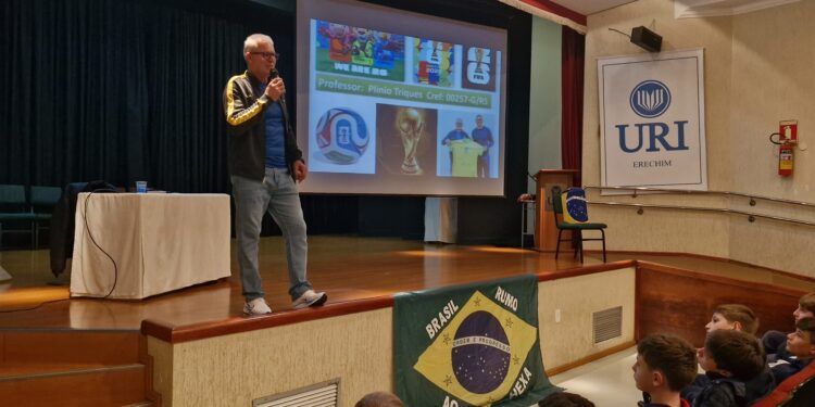 No clima da Copa: Escola da URI realiza palestra sobre a Copa do Mundo de Futebol